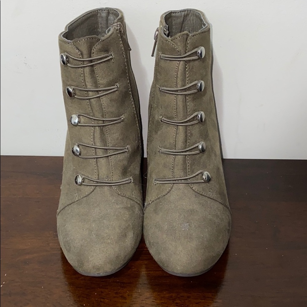 Brown heeled booties!